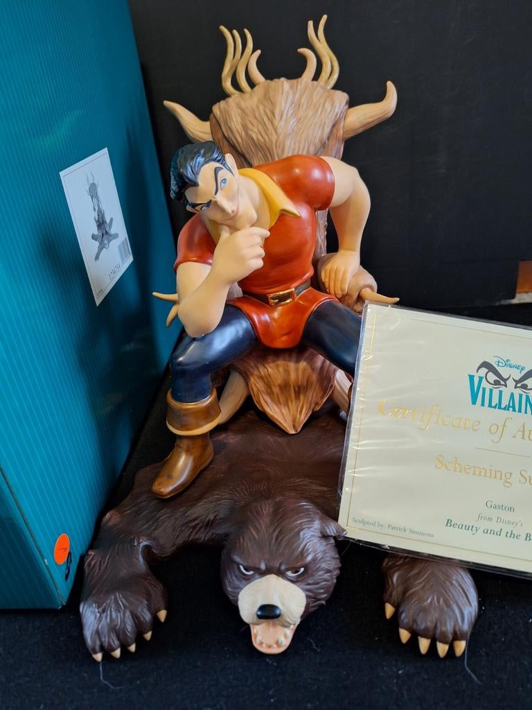 WDCC Walt Disney Classic Collection Gaston - Belle / Beest, Ophalen, Assepoester of Belle, Zo goed als nieuw, Beeldje of Figuurtje