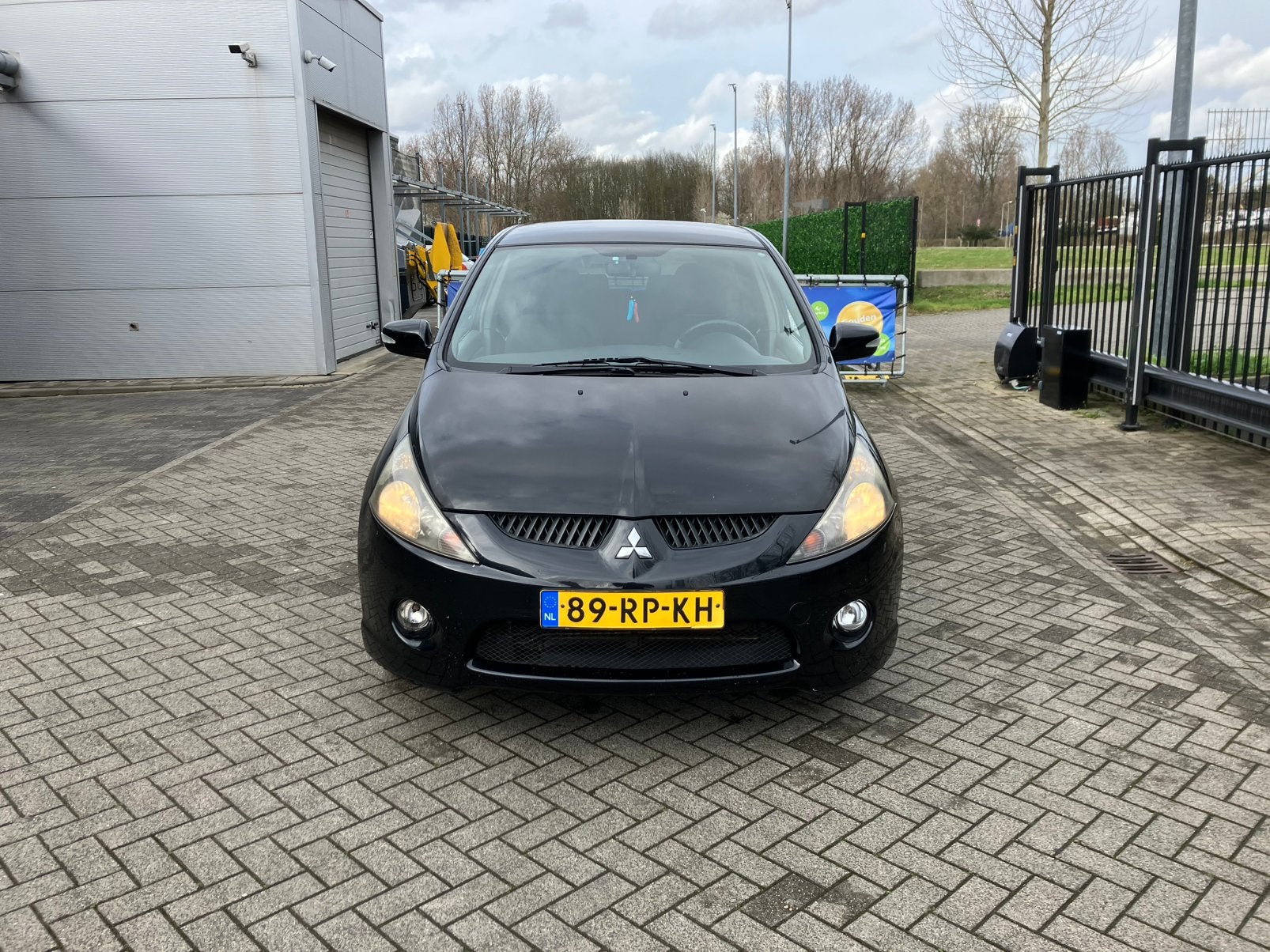 Mitsubishi Grandis 2.4 Mivec 7 AUT 2005 Zwart, Auto's, Mitsubishi, Stof, Parkeersensor, 7 stoelen, Zwart