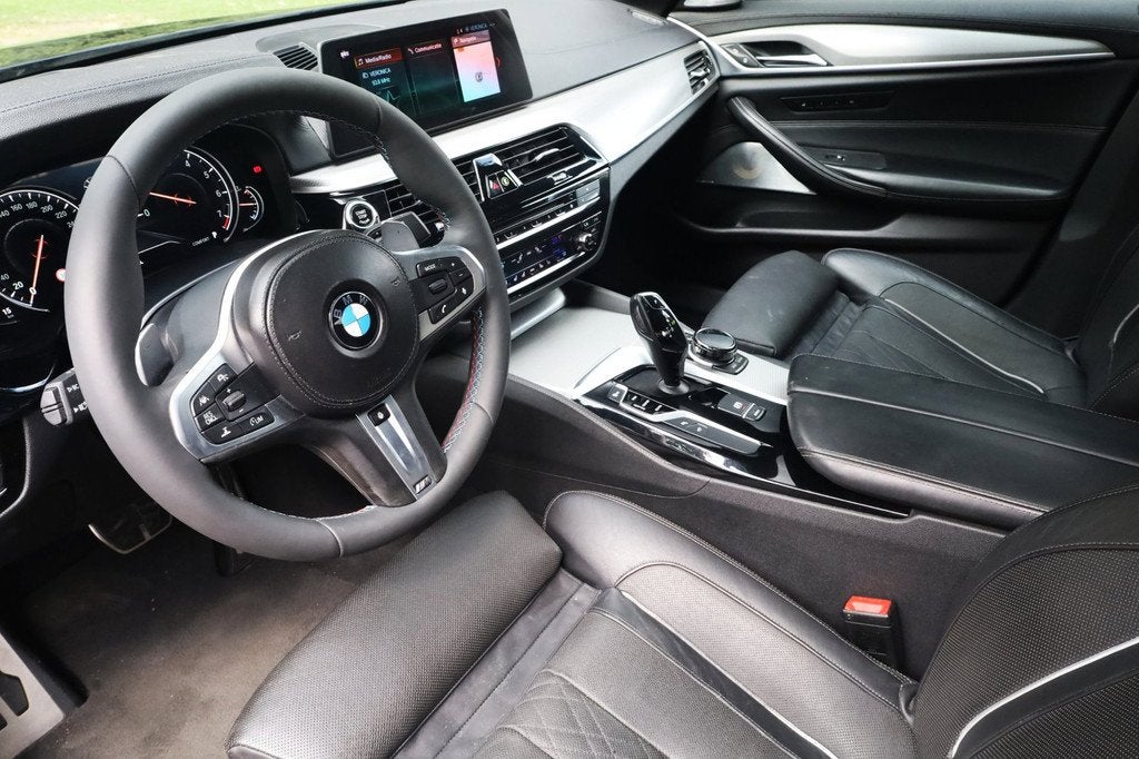 BMW 5-serie 540i High Executive Aut. | M-Pakket | Massage |, Auto's, Automaat, Adaptive Cruise Control, Gebruikt, 2000 kg