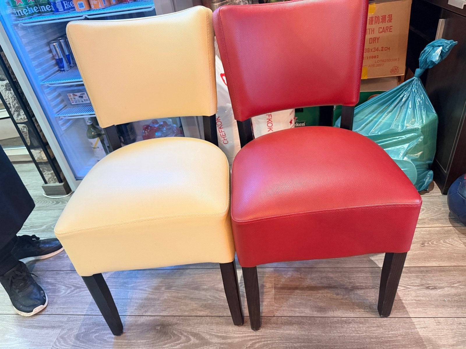 stoelen: rood en wit, Ophalen, Gebruikt, Twee, Overige kleuren