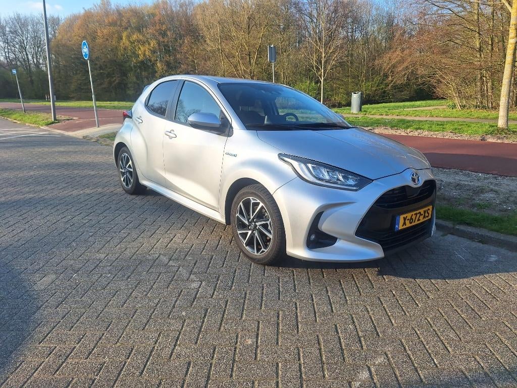 Toyota Yaris 1.5 Hybrid 116pk CVT 2021 Grijs, Auto's, Zwart, 450 kg, 49 €/maand, 1490 cc