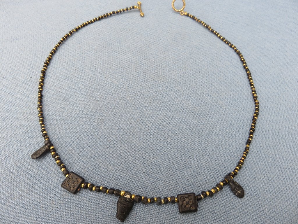 Romeinse rijk, glas snoer ca. 2000 jaar oud - bodemvondst, Ophalen of Verzenden, Overige materialen, Armband