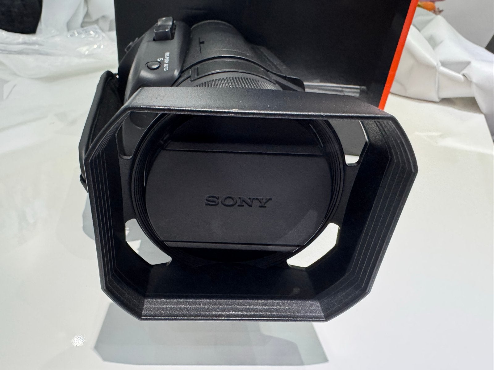 Sony FDR-AX700 4K Camcorder - Zo goed als nieuw, Audio, Tv en Foto, Videocamera's Digitaal, Ophalen of Verzenden, Zo goed als nieuw