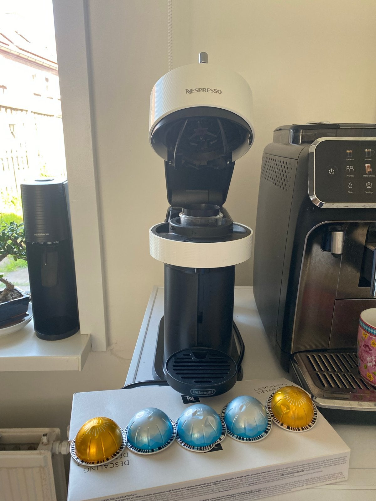 Nespresso Vertuo Next White + Capsules + Descaling Kit, Witgoed en Apparatuur, Koffiezetapparaten, Ophalen, Koffiemachine, Zo goed als nieuw