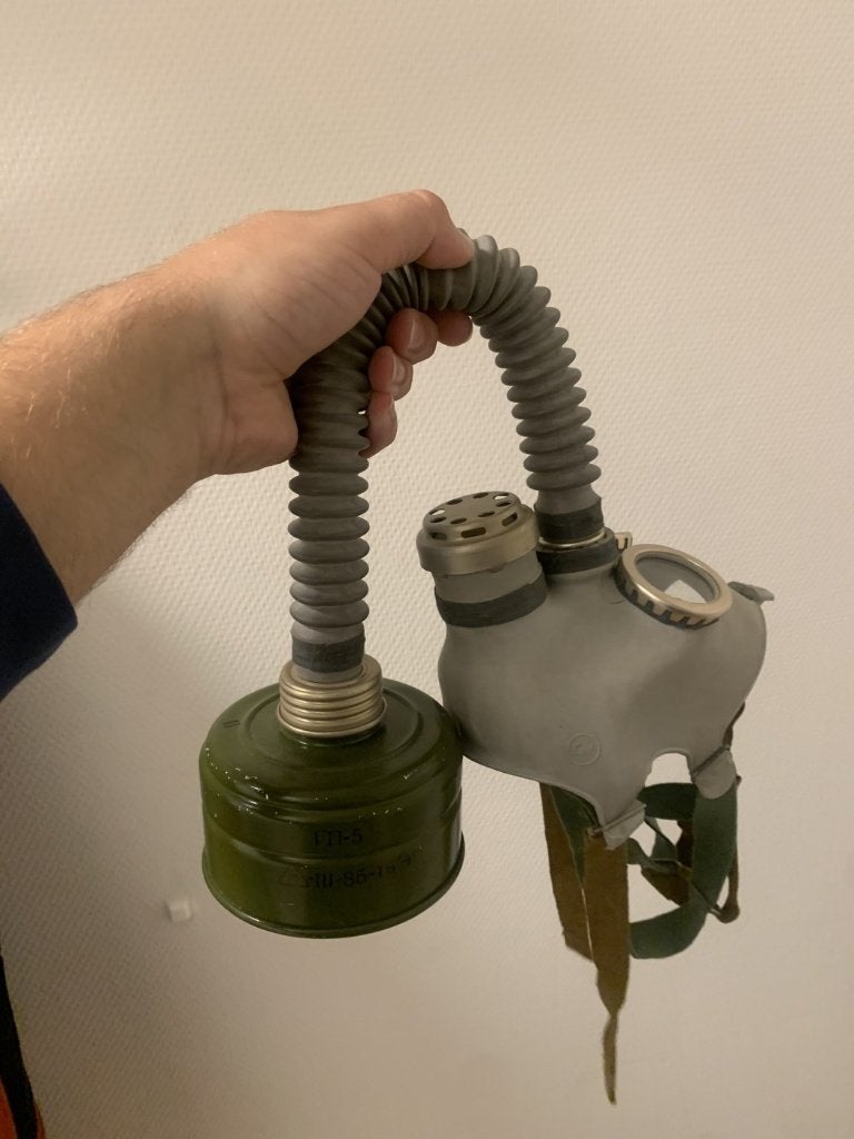 Russisch GP-5 gasmasker compleet met slang en filter, Verzamelen, Ophalen of Verzenden, Landmacht, Nederland