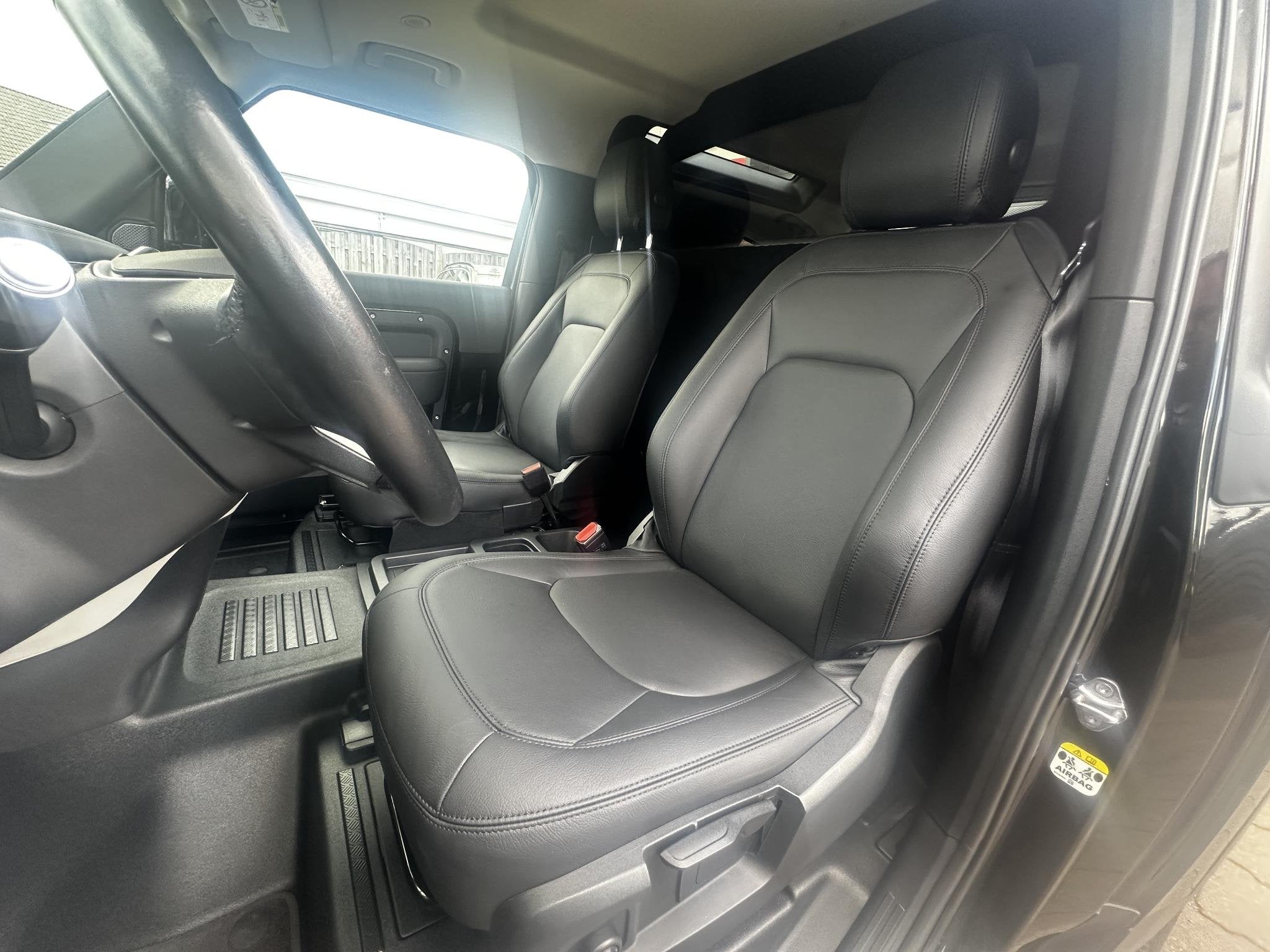 Land Rover Defender 3.0 D200 90 MHEV SE, Gebruikt, Zwart, Diesel, Vierwielaandrijving