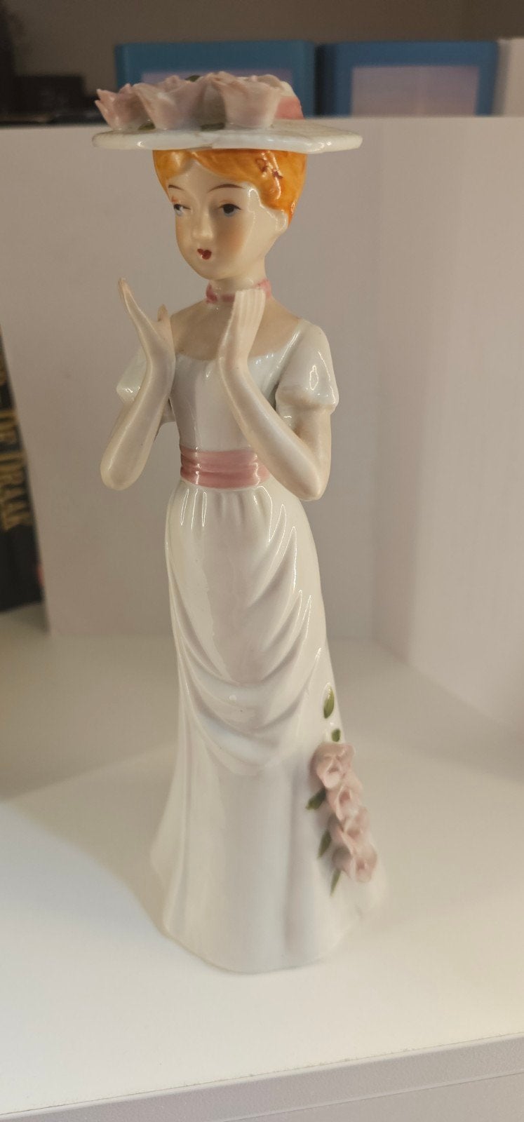 Vintage porseleinen beeldje dame met hoed en rozen, Ophalen