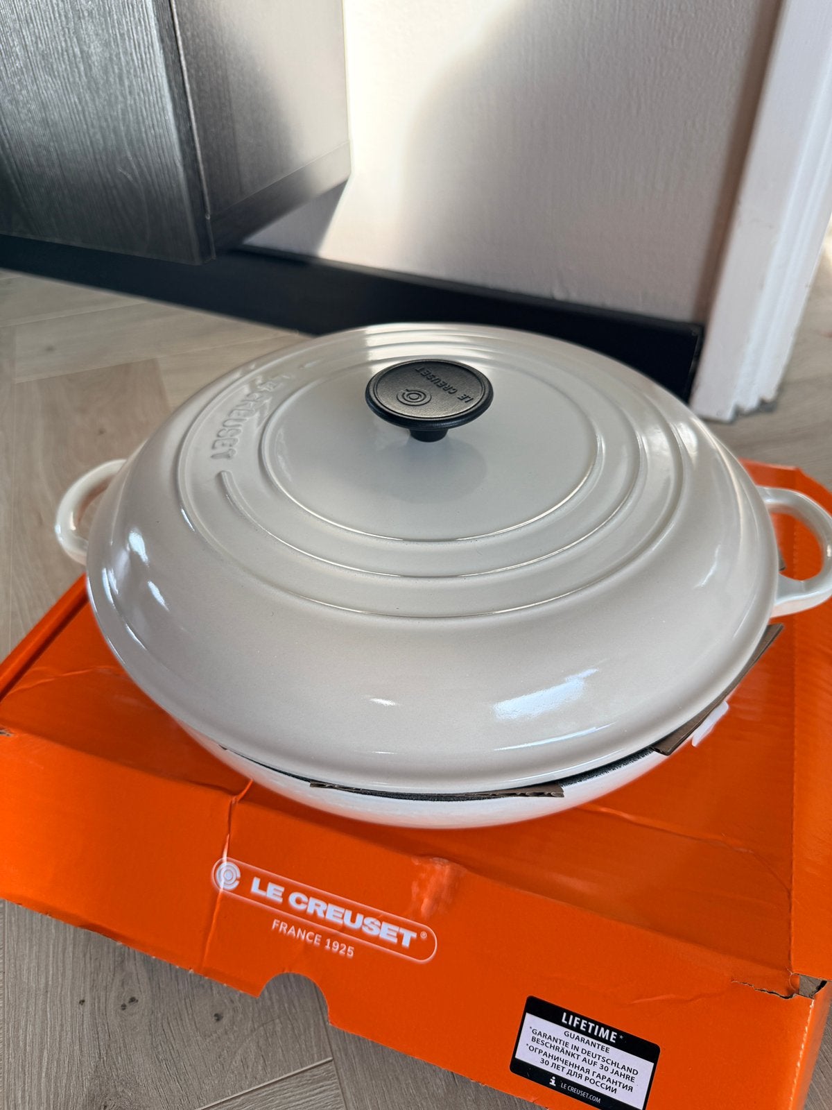 Le Creuset Braadpan 30 cm - Nieuw in doos - Meringue, Gietijzer, Nieuw, Ophalen of Verzenden, Keramische plaat