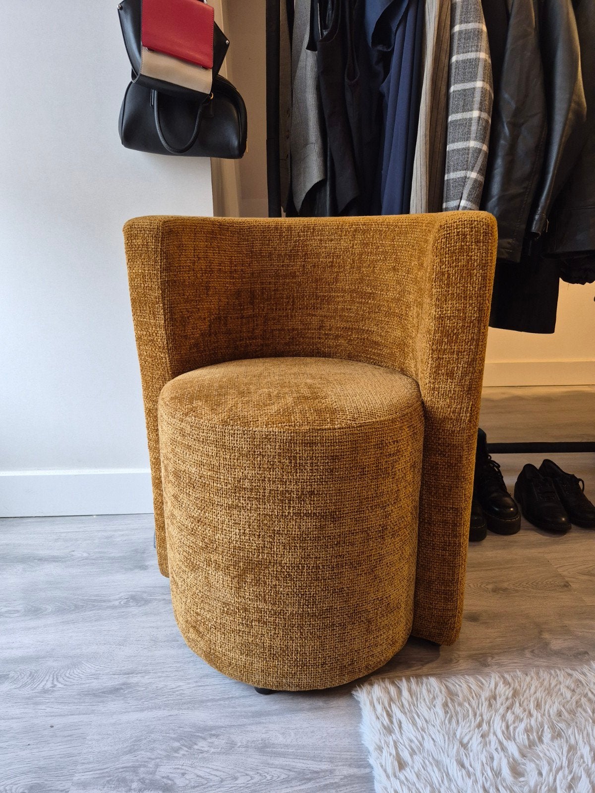Colmore fauteuil mosterdkleur - Nieuw, Huis en Inrichting, Ophalen, Nieuw, Stof, Modern, Trendy