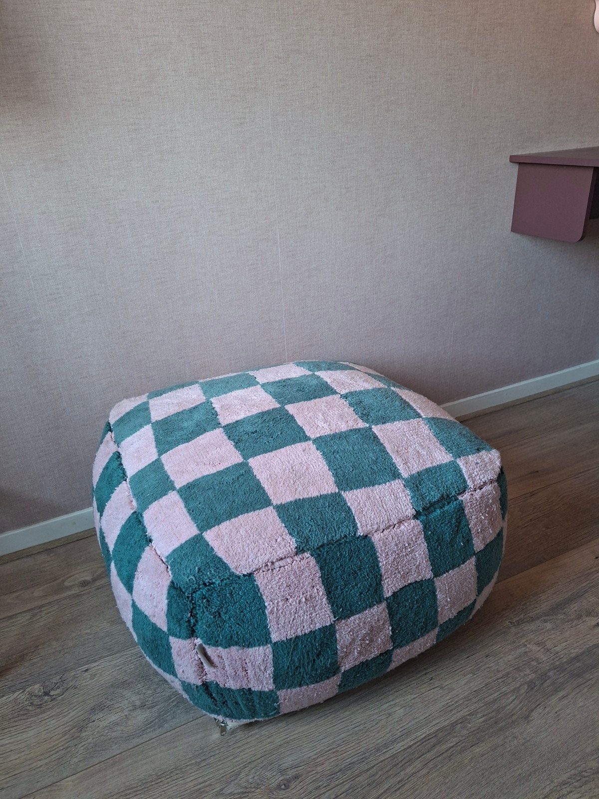 Poef Nous Living - Groen/Roze geblokt - Zo goed als nieuw, Ophalen, Zo goed als nieuw, Stof, 50 tot 75 cm