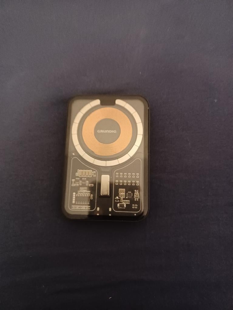Grundig Powerbank met Draadloos Opladen - Zo Goed Als Nieuw, Ophalen, Zo goed als nieuw, Grundig