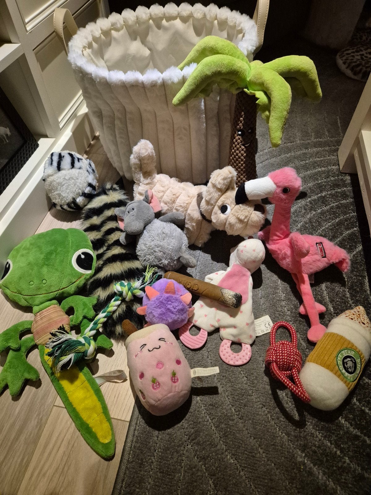 Hondenmand met speelgoed 14 stuks, Dieren en Toebehoren, Ophalen of Verzenden, Zo goed als nieuw