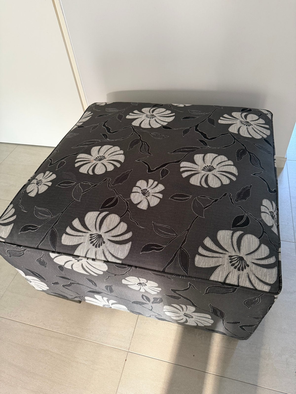 Poef met bloemenprint - Zo goed als nieuw, Huis en Inrichting, Banken | Voetenbanken en Poefen, Ophalen, Vierkant, 75 tot 100 cm