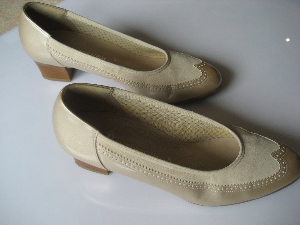 Damesschoenen Nieuw Ara maat 6 beige € 15,00 12062026, Ophalen, Schoenen met lage hakken, Beige, Nieuw
