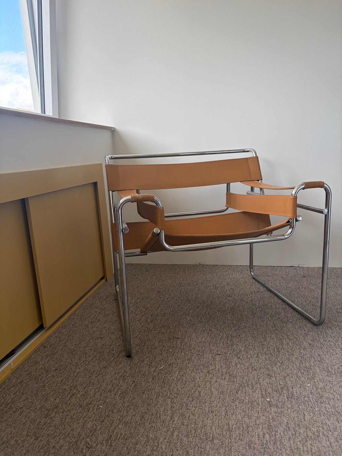 Wassilly chair - replica - cognackleur leer, Ophalen, Zo goed als nieuw, 50 tot 75 cm, Leer