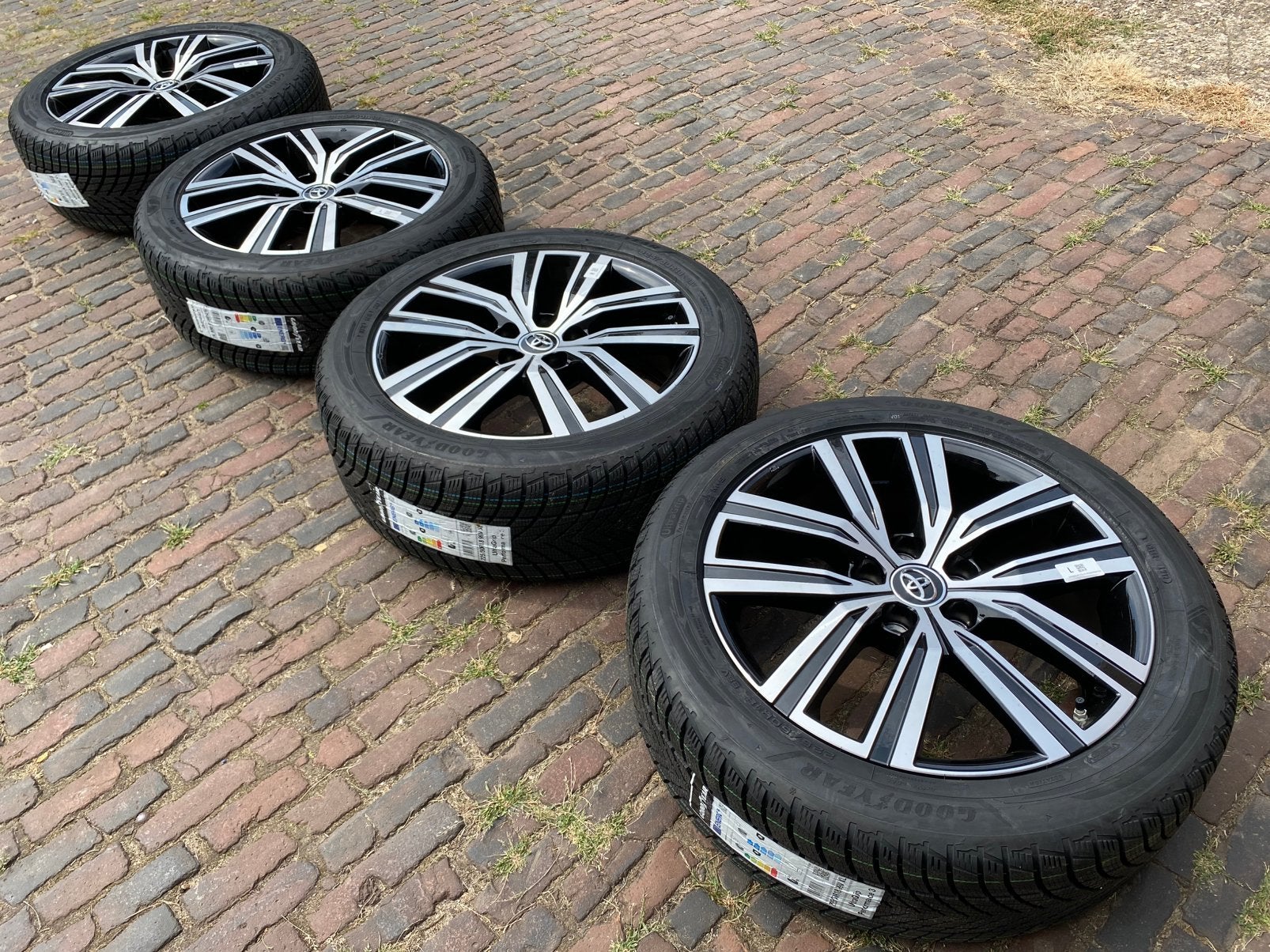 NIEUWE 18” Toyota Corolla Cross velgen + TPMS+ winterbanden, Auto-onderdelen, Banden en Velgen, 18 inch, Banden en Velgen, Nieuw