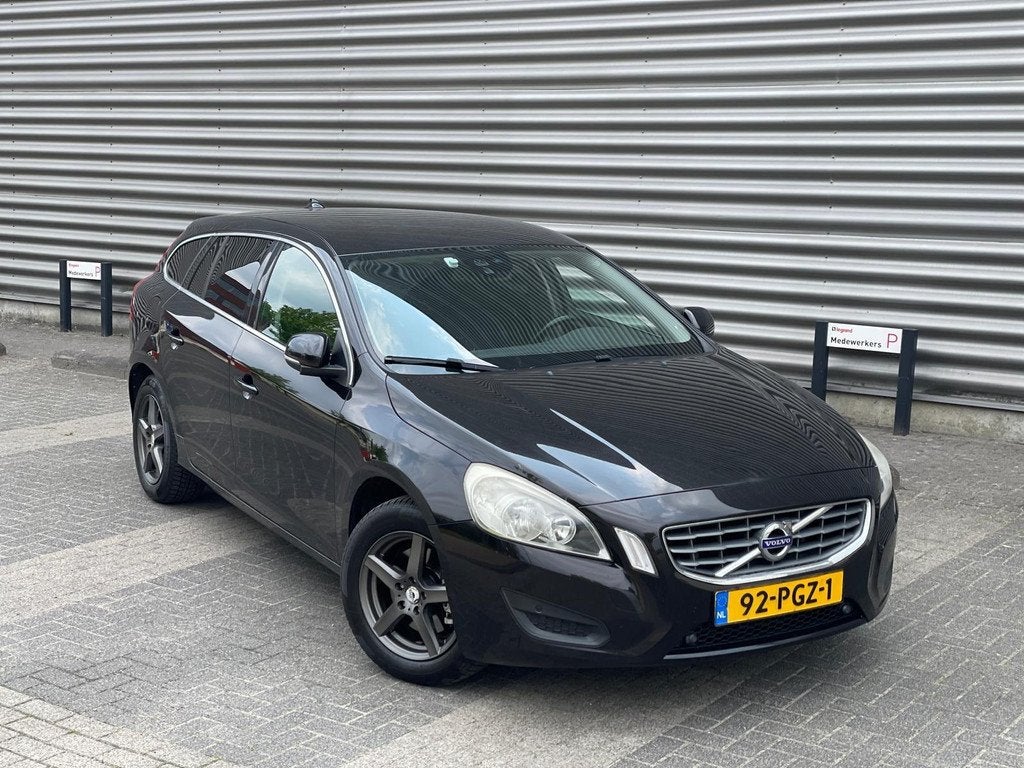 Volvo V60 1.6 T4 180PK Momentum (bj 2011) AUTOMAAT|NAVI|NIEU, Auto's, Volvo, Stof, Gebruikt, 4 cilinders, Zwart