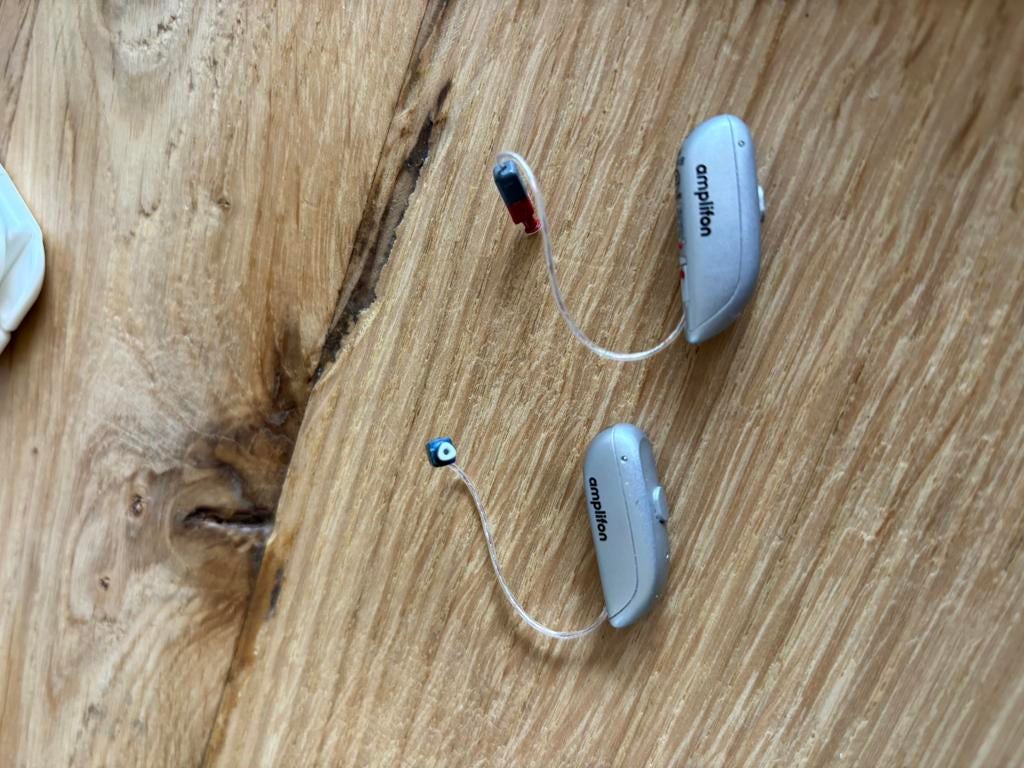 2 vrijwel nieuwe Amplifon hoorapparaten, Diversen, Verpleegmiddelen, Ophalen of Verzenden, Zo goed als nieuw