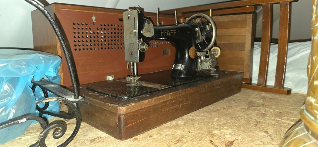 Oude Pfaff naaimachine, Ophalen