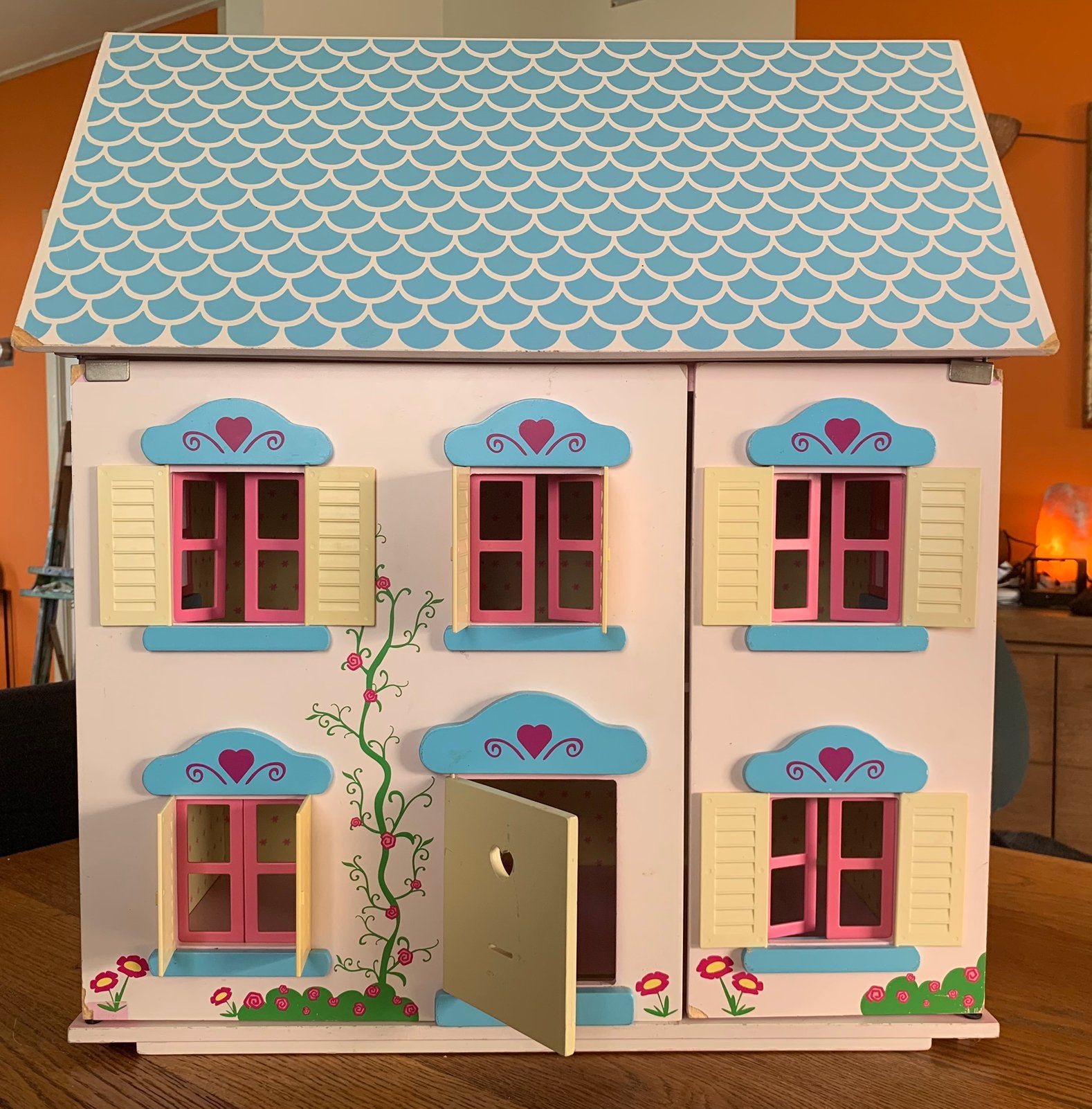 Vrolijk poppenhuis van hout (+wat popjes ed), Ophalen, Gebruikt, Poppenhuis