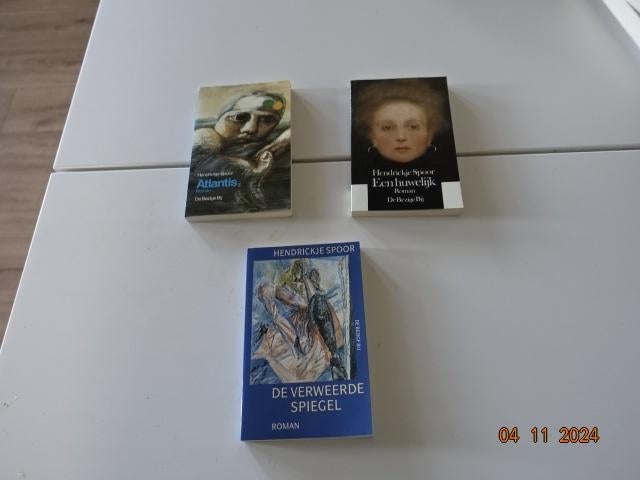 De verweerde spiegel.....Hendrickje Spoor....Atlantis, Boeken, Ophalen, Zo goed als nieuw, Nederland