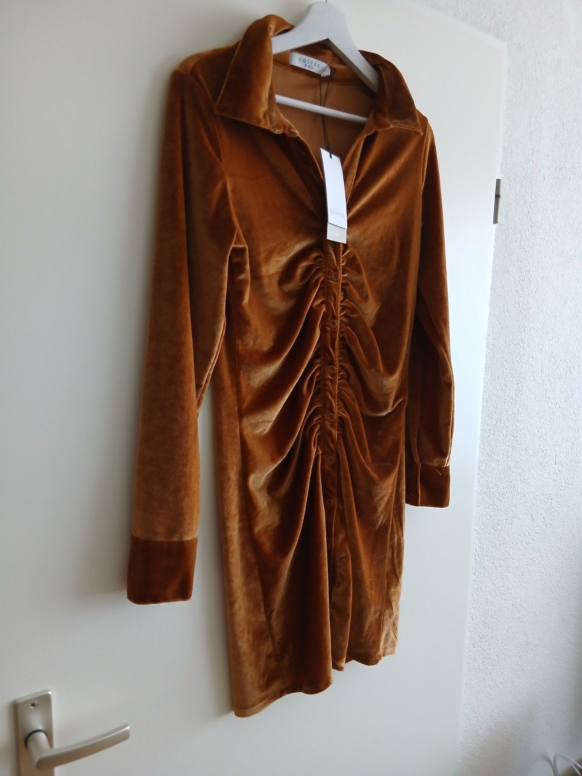 Prachtig velvet jurkje mét prijskaartje van COSTES. Maat M., Maat 38/40 (M), Bruin, Verzenden, Nieuw