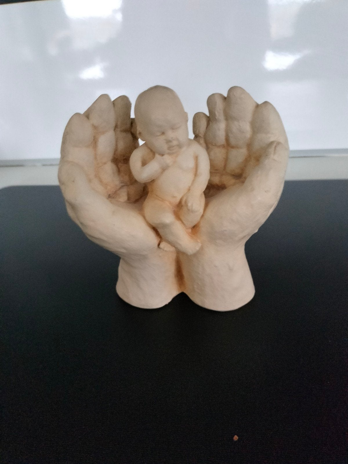 BABY IN GEVOUWEN HANDEN, Verzamelen, Beelden en Beeldjes, Ophalen of Verzenden, Zo goed als nieuw, Dier