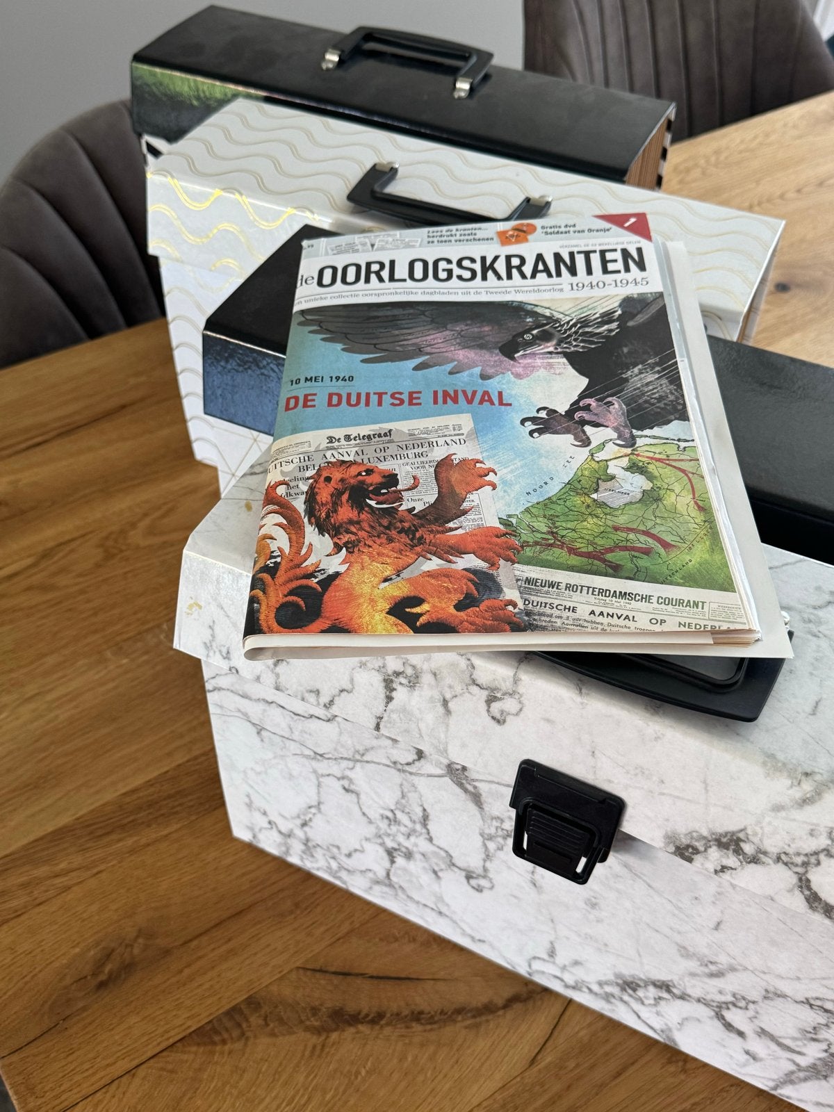 Oorlogskranten deel 1 t/m 62 in handige draagkoffers, Ophalen of Verzenden, Tweede Wereldoorlog, Gelezen, Algemeen