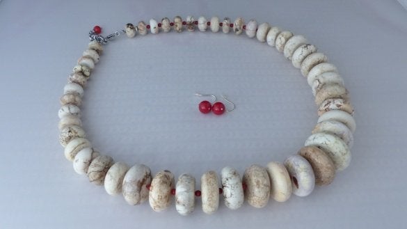 KORAAL-HOWLIET ketting/oorhanger-set, Overige kleuren, Nieuw, Ophalen of Verzenden, Steen of Mineraal