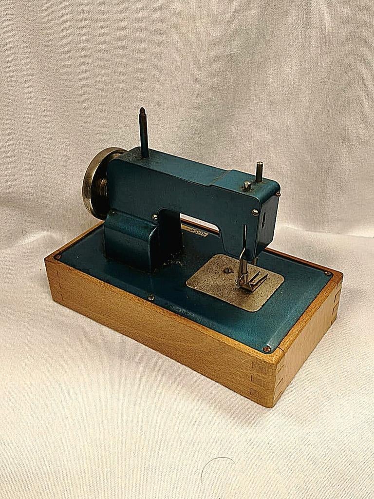 Vintage regina mini naaimachine jaren 50 duitsland fw Müller, Ophalen