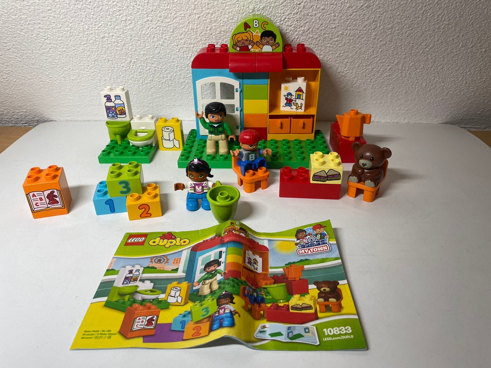 Duplo 10833 Kleuterklas+doos+instructieboekje, Ophalen of Verzenden, Zo goed als nieuw, Compleet, Duplo