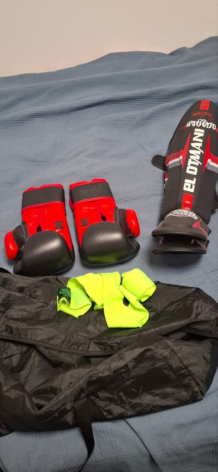 Kickboksen Utes en handschoenen, Sport en Fitness, Gebruikt, Overige, Maat XS of kleiner, Vechtsportbescherming