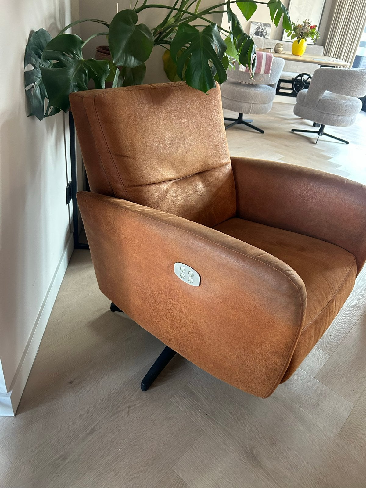 Comfortabele relaxfauteuil met elektrische verstelling, Ophalen, Zo goed als nieuw, Stof, 75 tot 100 cm