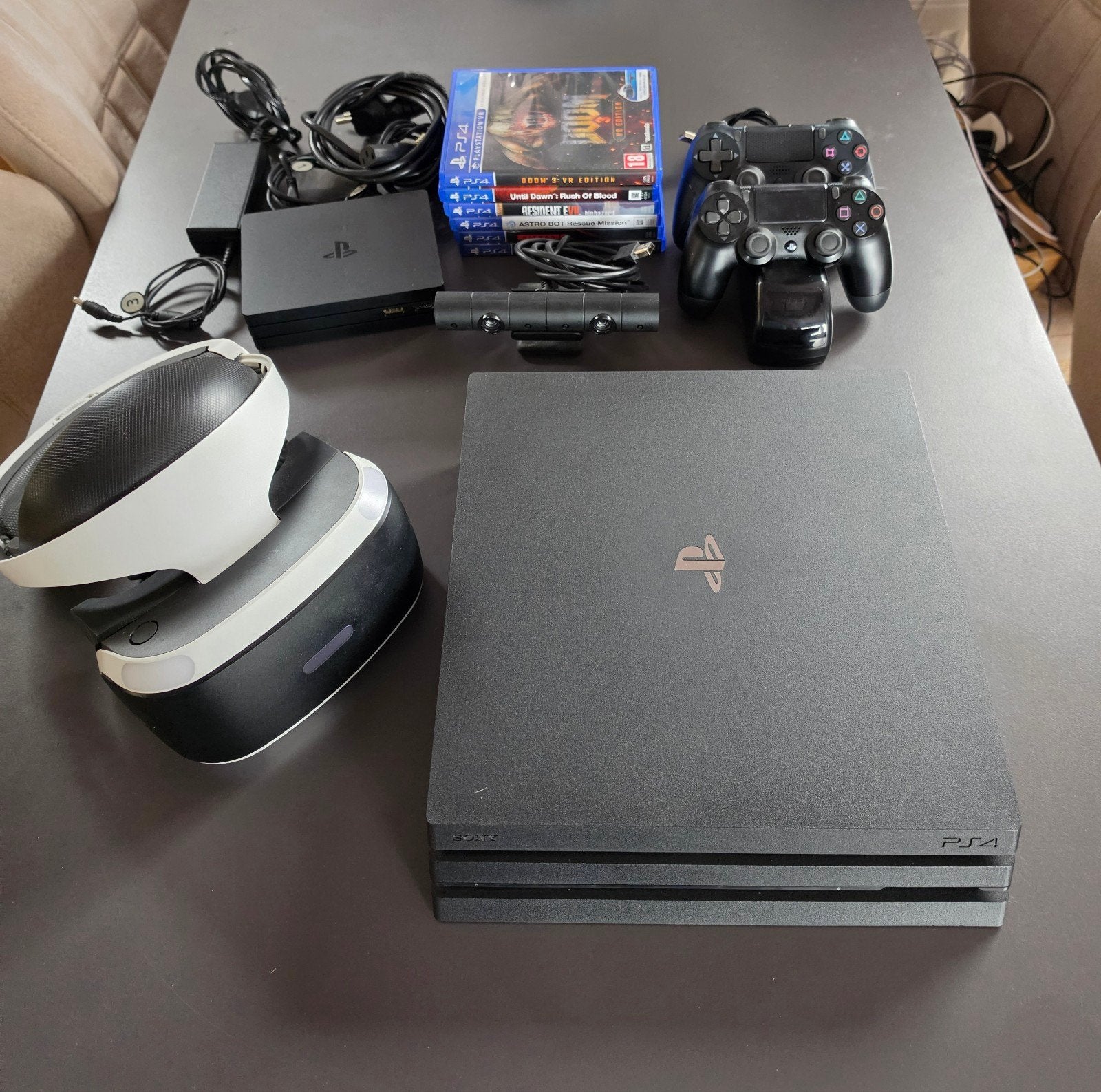 PS4 Pro met 2 controllers - VR bril en 6 VR games, Ophalen, Met games, Met 2 controllers, Zo goed als nieuw