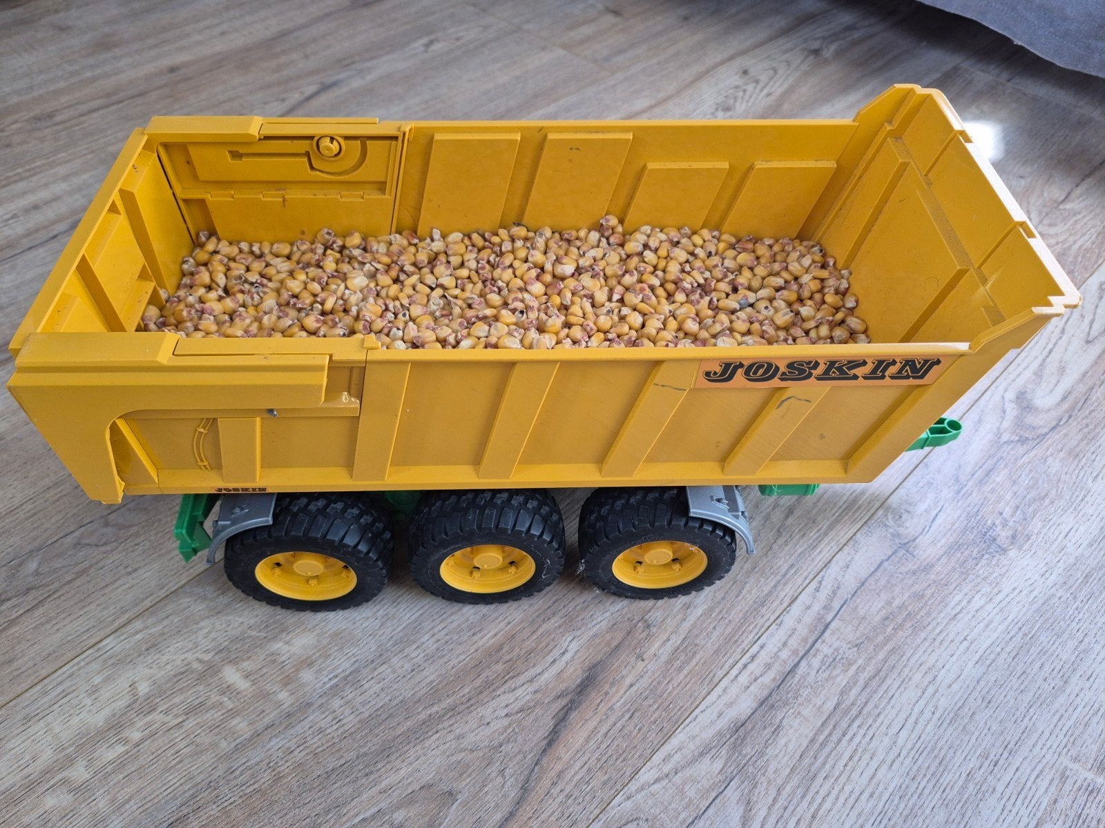 Bruder Joskin kiepwagen met maïs, Ophalen, Zo goed als nieuw