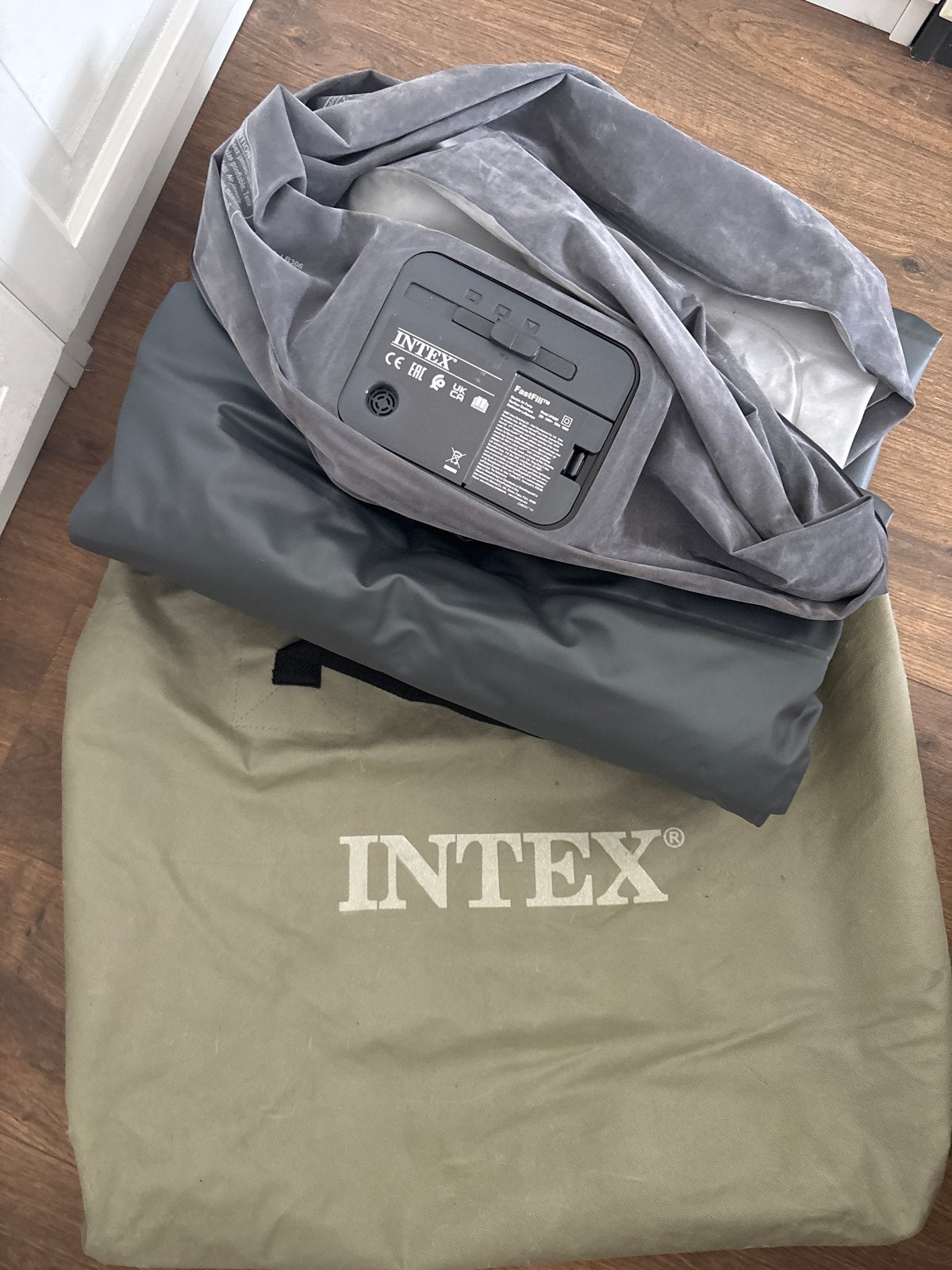 Intex zelfopblaasbaar luchtbed - dubbel dik, Caravans en Kamperen, Luchtbedden, Ophalen of Verzenden, Ingebouwde pomp, Zo goed als nieuw