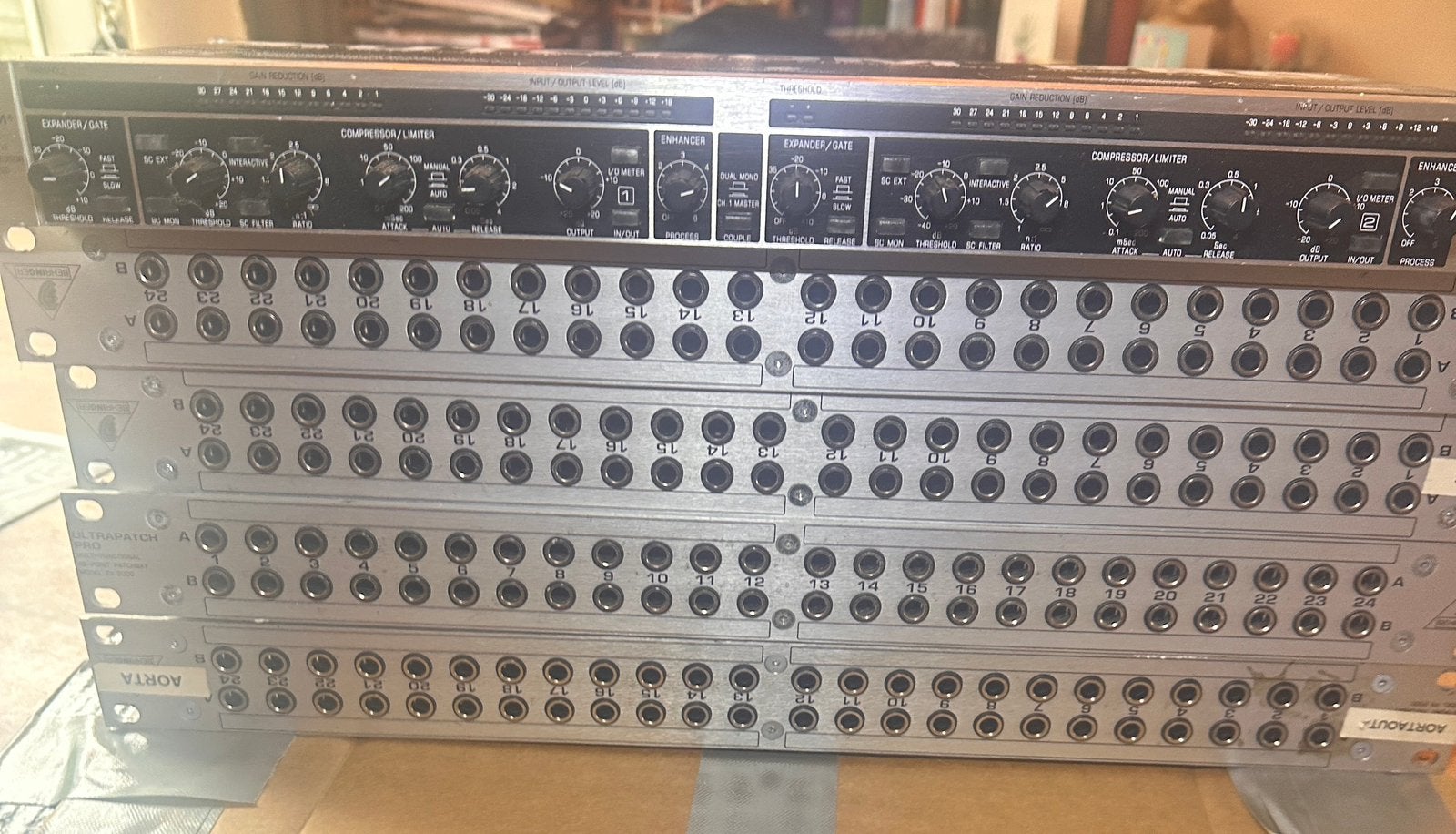 Behringer Composer Pro MDX2200 + 4 Ultrapatch Pro PX2000, Audio, Tv en Foto, Ophalen of Verzenden, Zo goed als nieuw