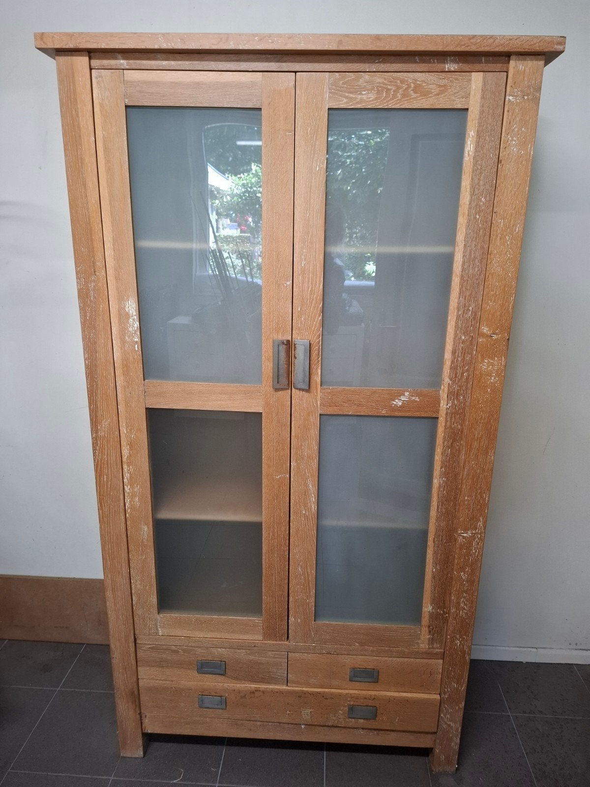 Eikenhouten kast met matglazen deuren en 3 lades, Glas, Gebruikt, Met deur(en), Modern