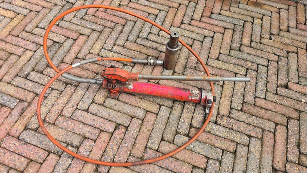 Holmatro hydraulische handpomp, Ophalen