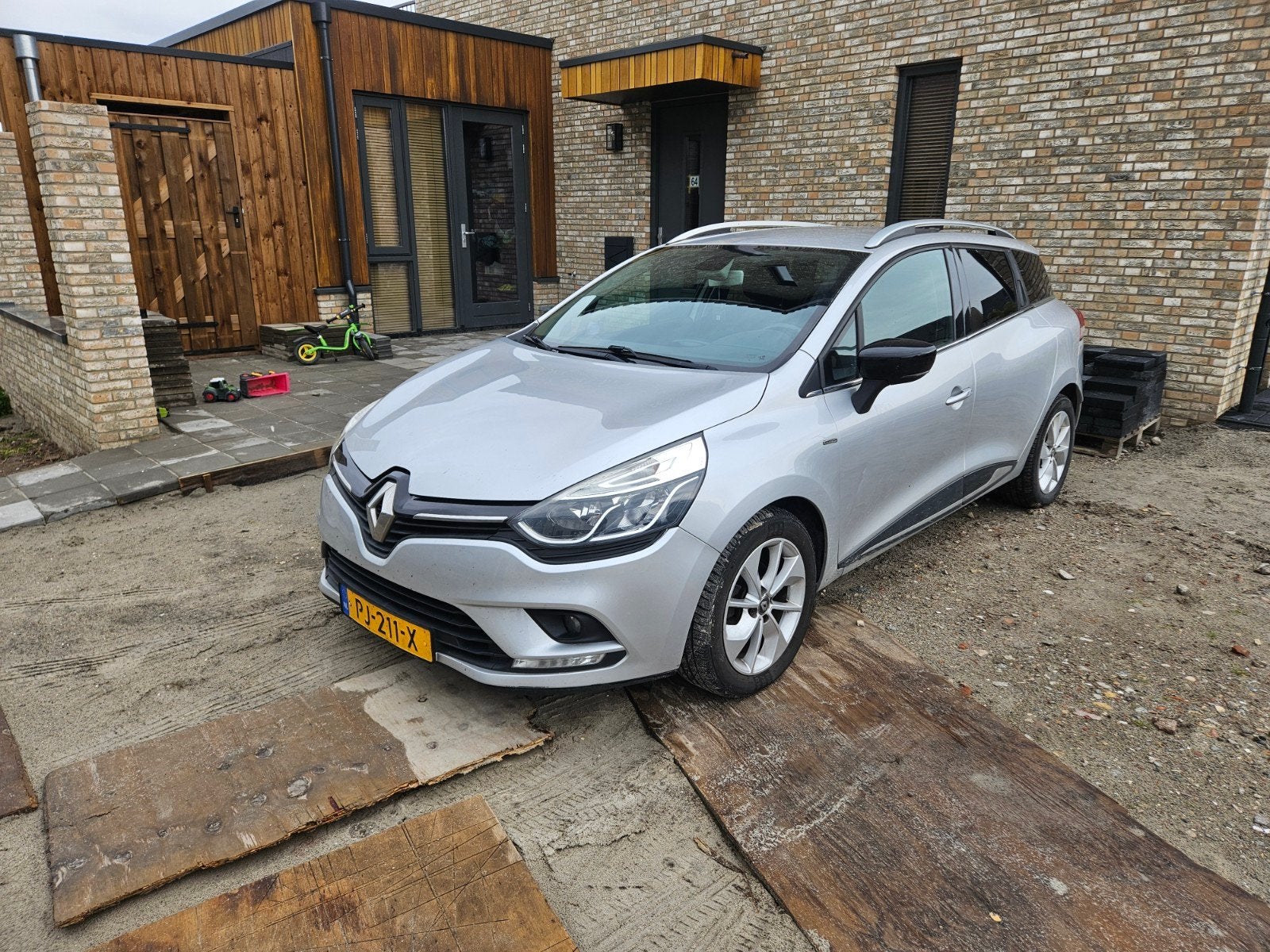 Renault Clio 1.5 DCI 66KW Estate 2017 Grijs, Auto's, Voorwielaandrijving, 625 kg, 4 cilinders, Origineel Nederlands