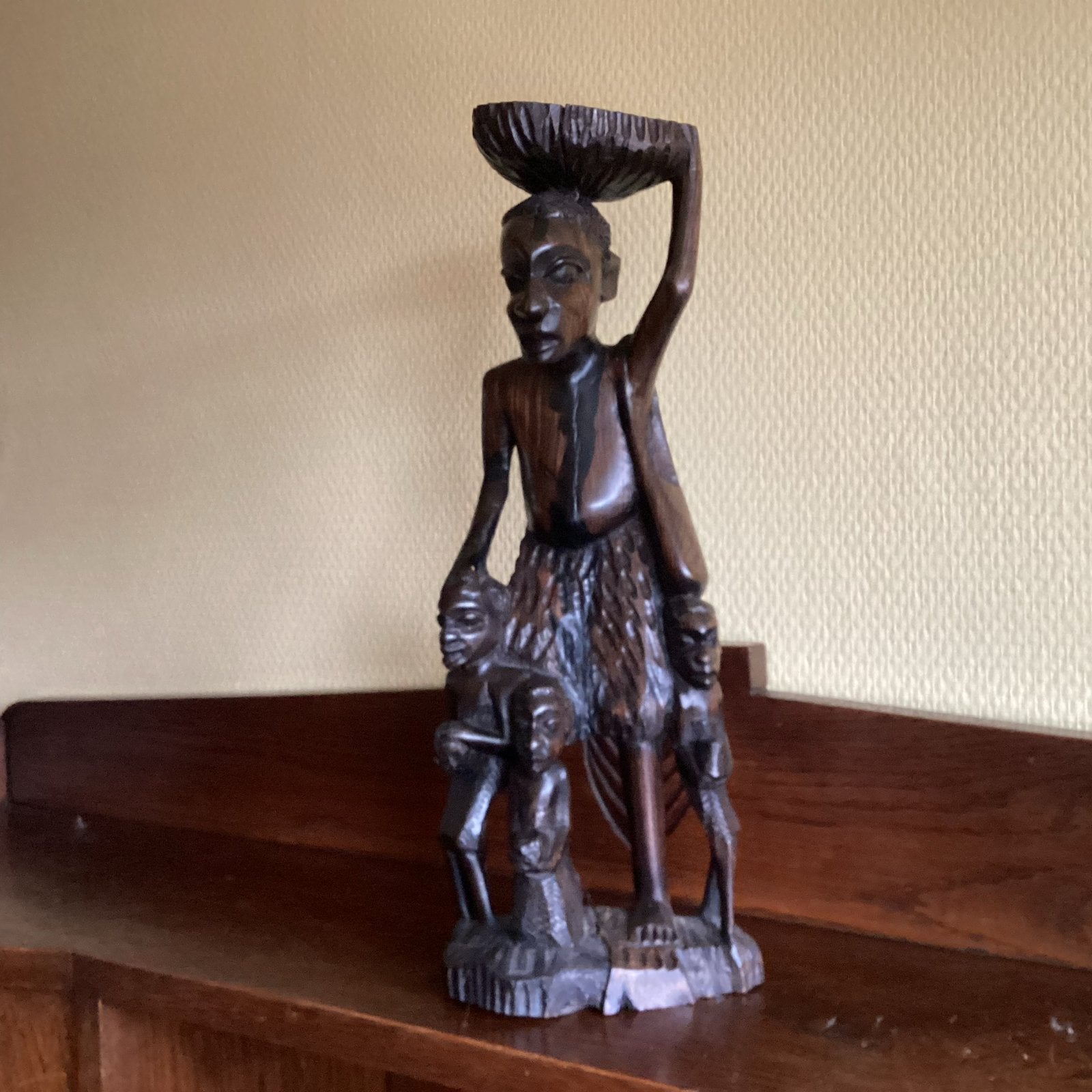 Houten beeld Afrikaanse vrouw met kinderen, 32H voor 5€ LEES, Groep mensen, Ophalen of Verzenden, Handgemaakt, 20 - 50 cm