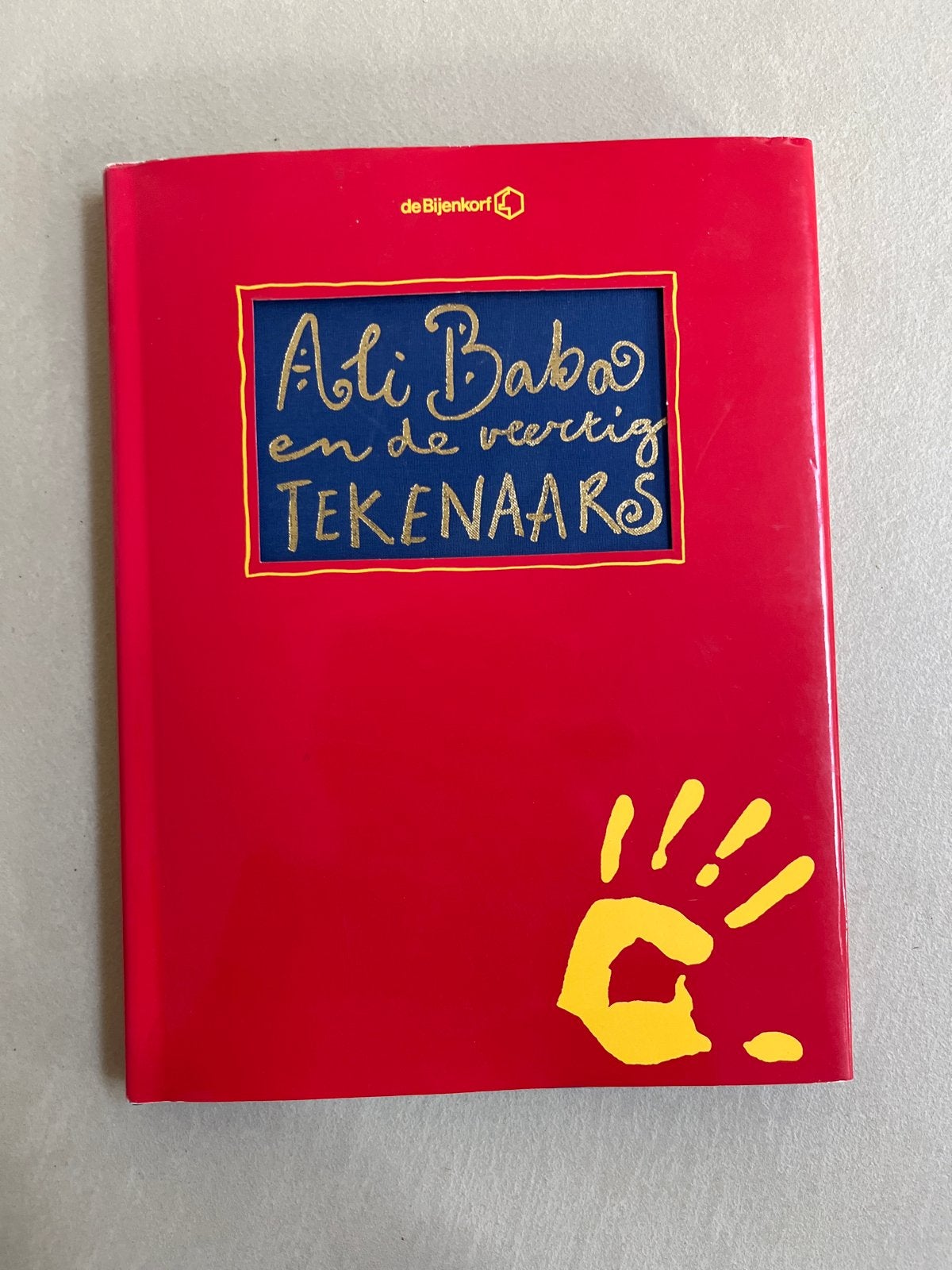 Ali Baba en de veertig tekenaars - Willem Wilmink, Boeken, Ophalen of Verzenden, Gelezen, Fictie algemeen