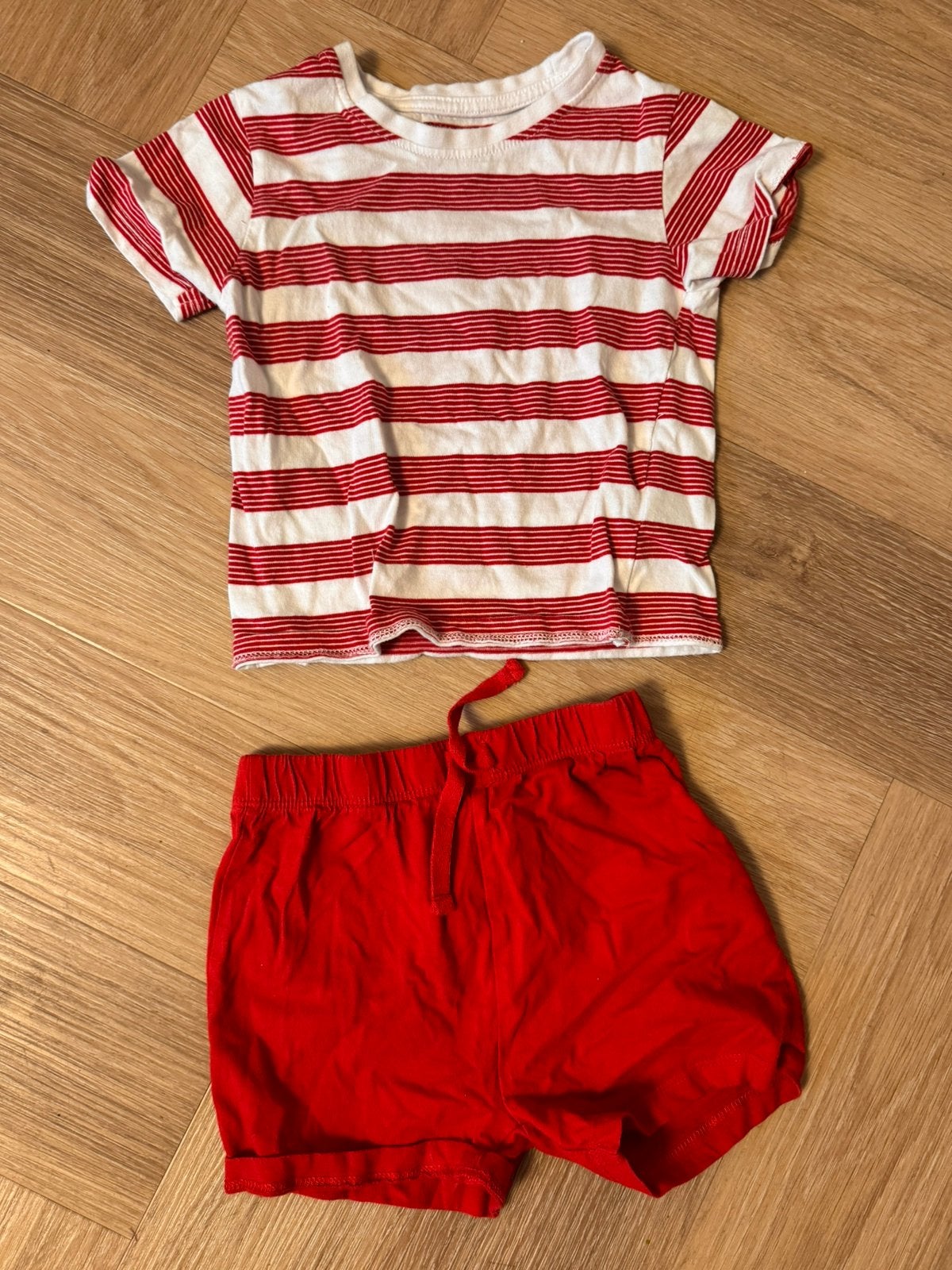 Mooie rode korte pyjama maat 98, Kinderen en Baby's, Kinderkleding | Maat 98, Ophalen of Verzenden, Zo goed als nieuw, Jongen