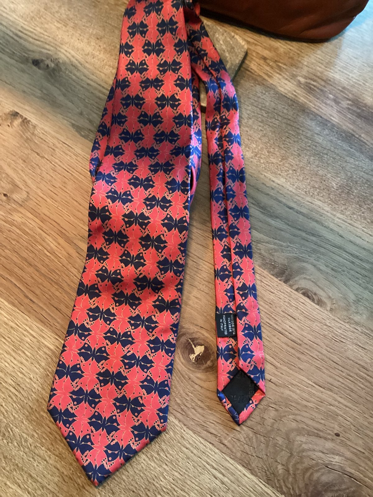 Stropdas M.C.Escher, Verzenden, Gedragen, Met patroon