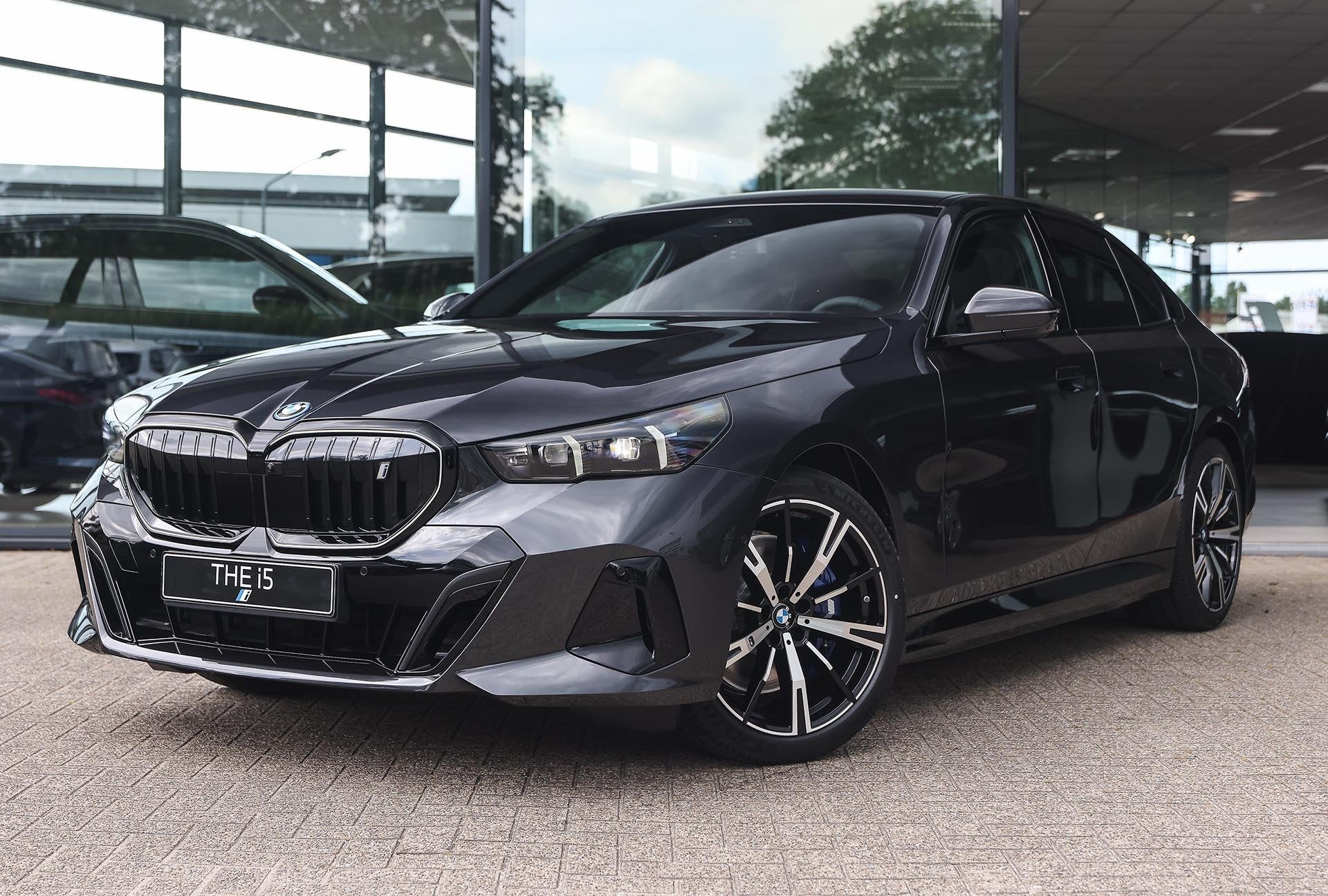 BMW i5 eDrive40 M Sport / Adaptieve LED / Parking Assistant, Achterwielaandrijving, Zwart, Met garantie (alle), 340 pk