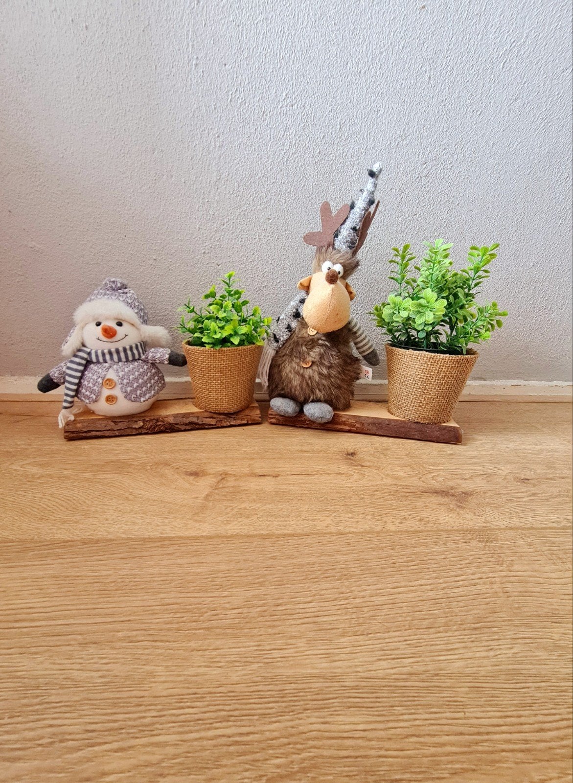 Rendier en sneeuwman met jute bloempot op plank, Ophalen of Verzenden, Zo goed als nieuw, Beige, Hout
