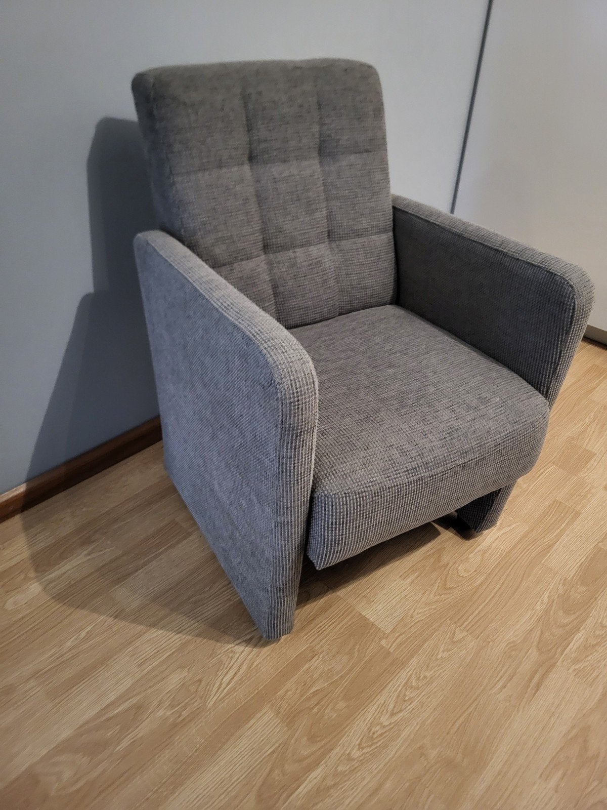 Comfortabele grijze fauteuil, Ophalen, Zo goed als nieuw, Eén, Modern