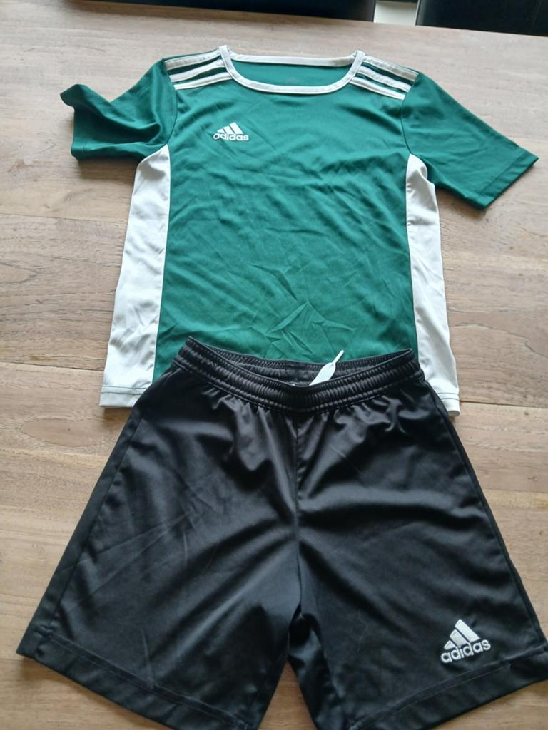 Adidas sportpak shirt en short 122-128, Kinderen en Baby's, Kinderkleding | Maat 128, Ophalen of Verzenden, Jongen of Meisje