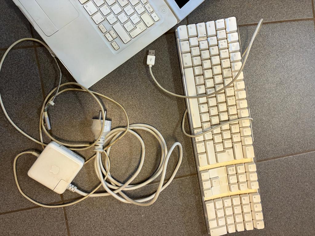 Oud Apple MacBook toetsenbord met externe toetsenbord, Computers en Software, Toetsenborden, Ophalen of Verzenden, Qwerty, Niet werkend