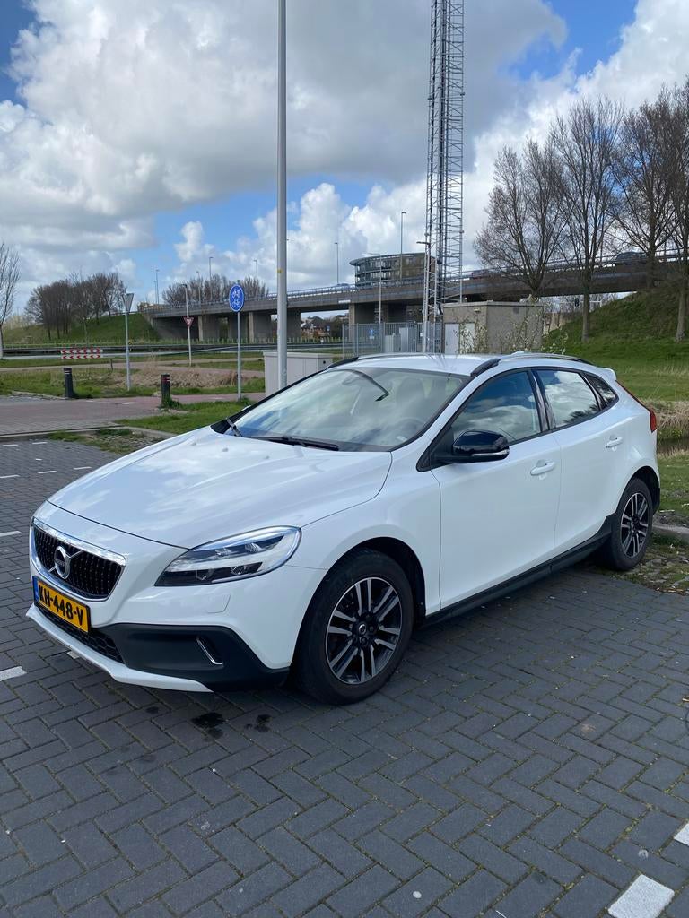 Volvo V40 cross country1.5 T3 152PK Geartronic 2016 Wit, Auto's, Stof, 1498 cc, 700 kg, Wit
